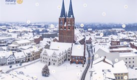 Der vierte Adventskalender des Rotary Club zeigt den winterlichen Marktplatz von Stendal.